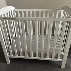 Delta Emery mini crib