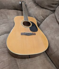 Mitchell MD100 guitar