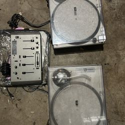 Two Speakers Two Turntables And The Mixer .Turntables Do Not Have needle