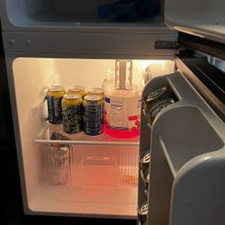mini fridge arctic king 