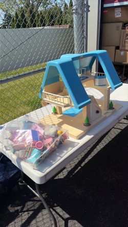 Vintage little tikes doll house
