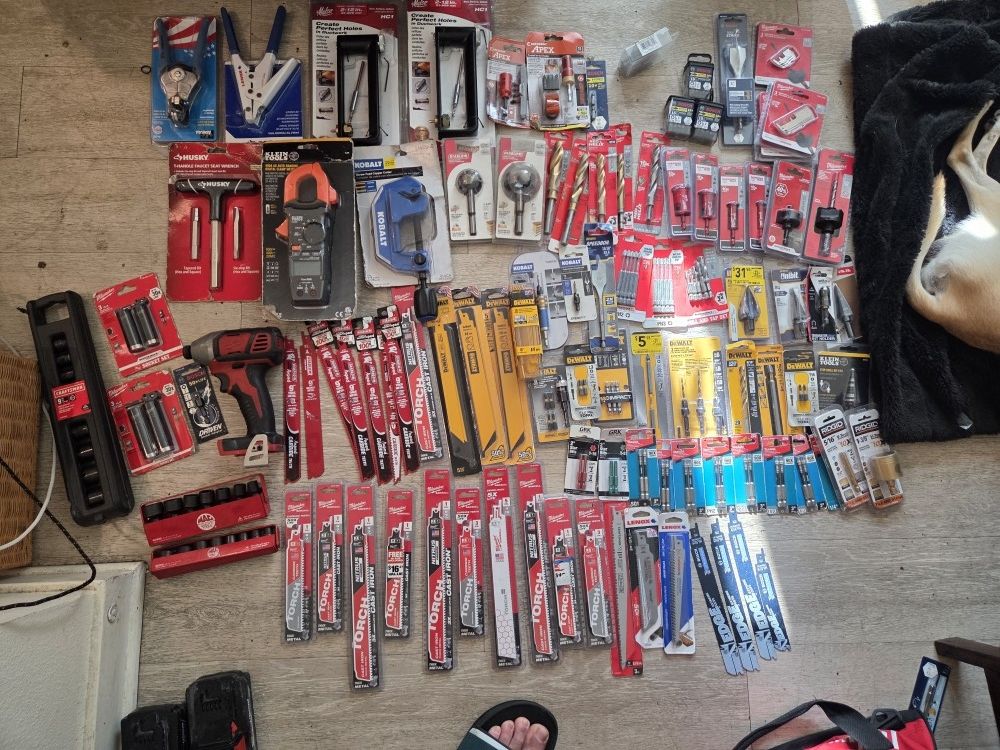 Milwaukee Switch Blade Hole Saws Plus Assorted Milwaukee Dewalt Bosch And Makita Impact And Drill Bits