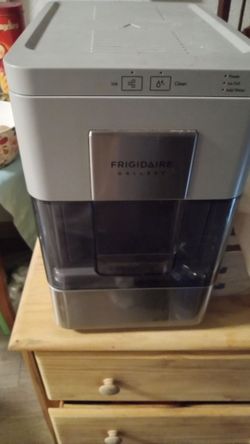 Frigidaire Gallery Countertop Ice Maker