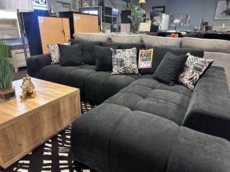 Beautiful modern sectional! $1299 🚨🖤 More colors!