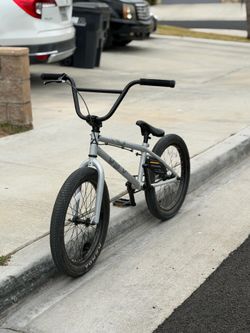 FREE AGENT BMX BIKE (NOVUS 20IN)