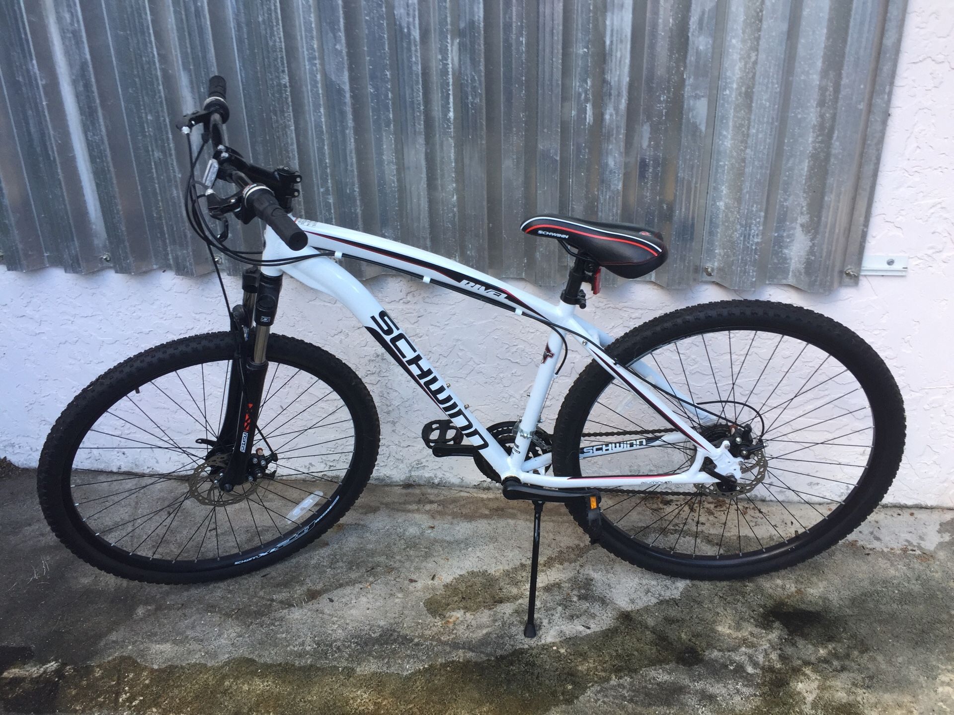 Schwinn Men’s Rivel 29” Mountain Bike 21 Speed - White - Like New