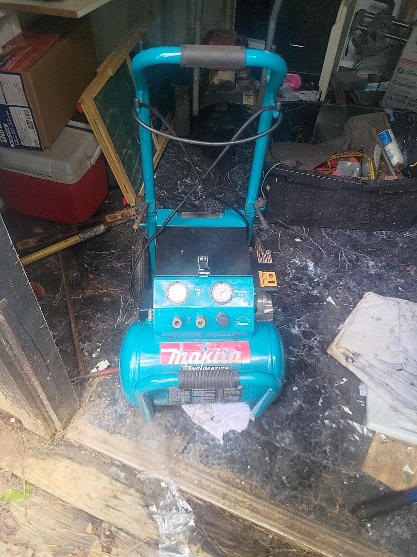 Makita MAC5200 AIR COMPRESSOR
