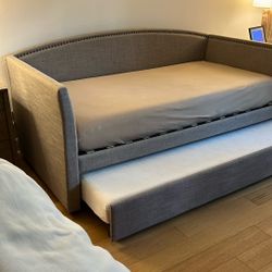Day Bed With Trundle