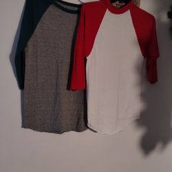 Playera De Portiva Size Small En Buenas Condiciones $5 Por Los Dos