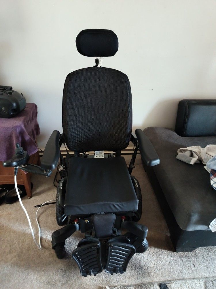 BRAND NEW DELUXE POWER CHAIR IT GOES 35 MILES AN HOUR