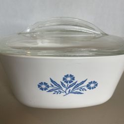 Vintage Pyrex Dishes. 