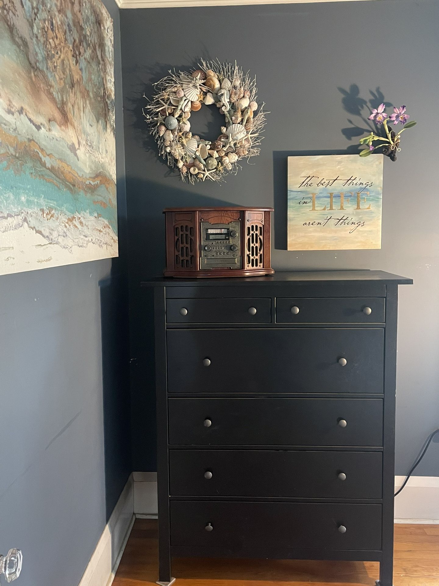 DRESSER, Painting, Phonograph, Wreath, Picture