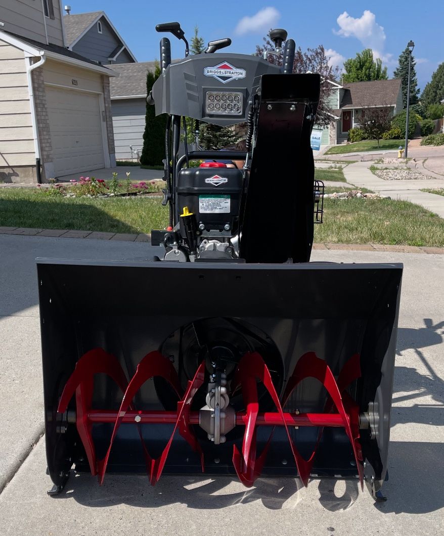 Snow Blower-Briggs & Stratton-Like New