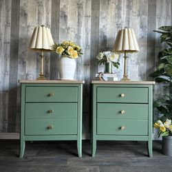 🌺 Newly Refinished Solid Wood Nightstands/ Sage Green/ Details Below / I Can Deliver 
