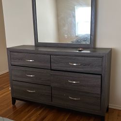 Dresser With Mirror 