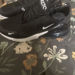 New Women’s Nike 270 Size 8 Black With White 