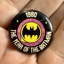 NG SLATER CO. 1980 THE YEAR OF THE BATMAN PIN BADGE  *SUPER RARE* BATMAN PIN