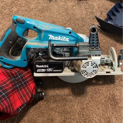 Makita Saw With Battery 