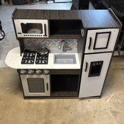 Quality Play Kitchen - Melissa & Doug