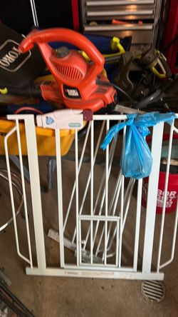 Baby or pet metal gate