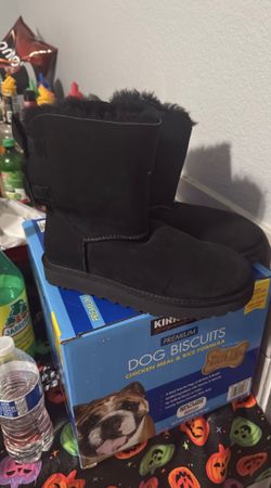 Size 7 Uggs