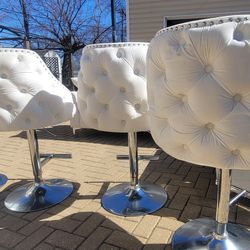 Set of 4 bar stools.   Very comfortable like new