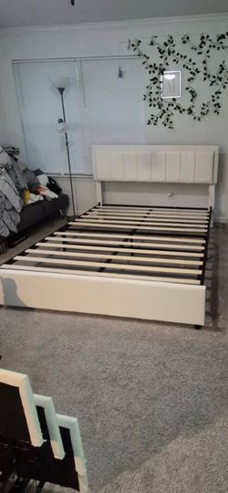 Modern Queen platform Bed