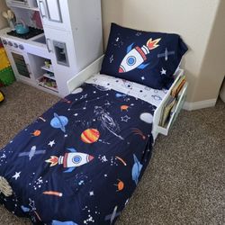 TODDLER BED AND BEDDING