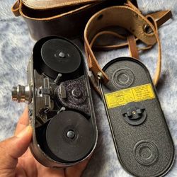 VINTAGE KEYSTONE K-8 8MM CINE CAMERA –1935 WITH ORIGINAL LEATHER CASE working good