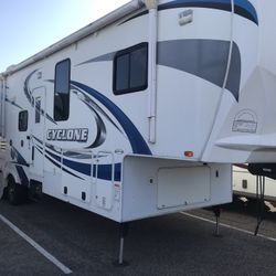 2014 cyclone -30  Feet 5th Wheel Tiy hauler 