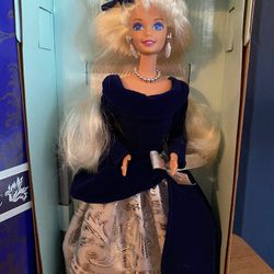 Barbie-Exclusive 1995-Winter Velvet First In Series Special Edition Caucasian Blonde NIB