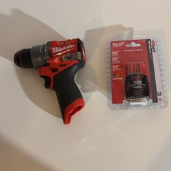 Milwaukee FUEL M12 Hammer Drill Set