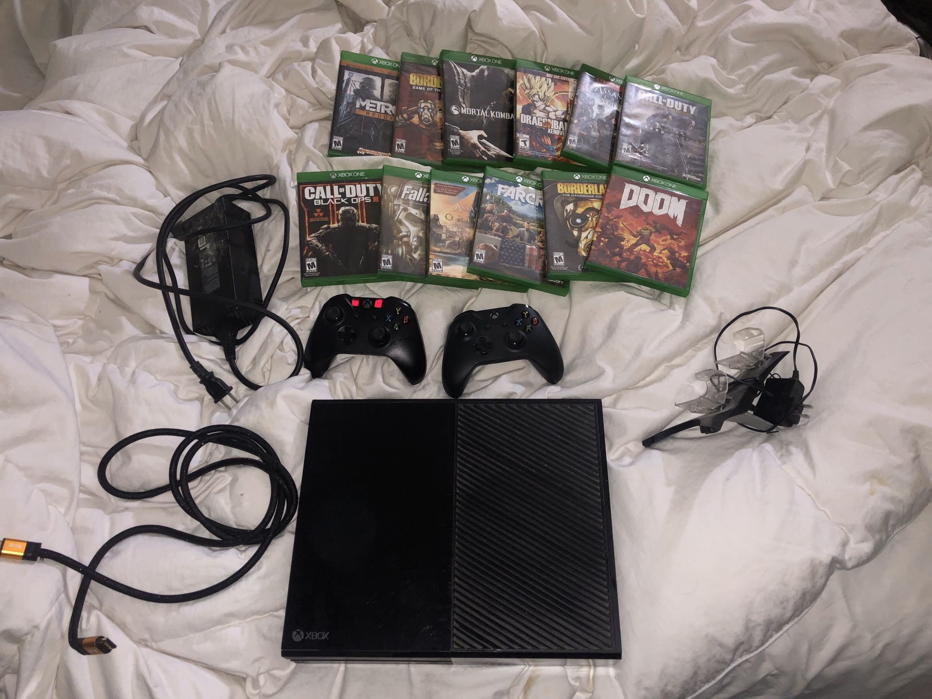 Xbox one with two controllers, cortona, 12 games