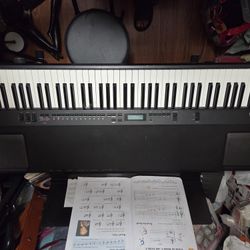 Keyboard YAMAHA AND ROLAND DRUM SET