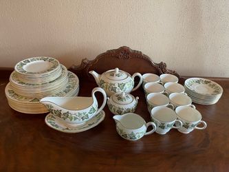 Wedgwood Santa Clara English Bone China Set, 37 Pieces, Service for 8