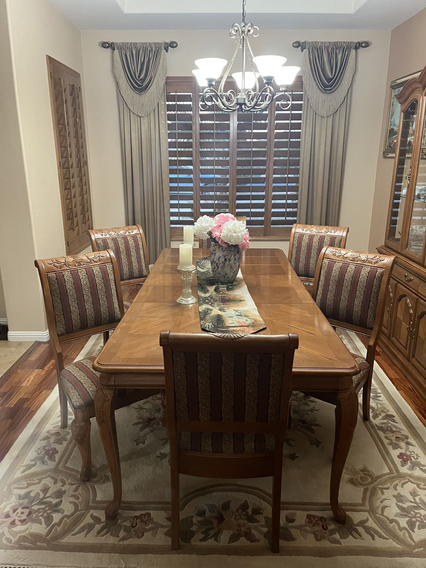 Dining Room Table And Chairs 