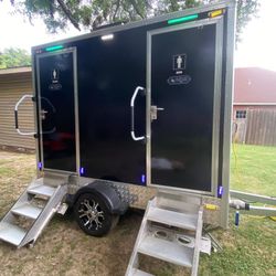 BAÑOS DE LUJO PORTATIL ,MESAS ,SILLAS,CARPA DE 20x32 Y Llelera