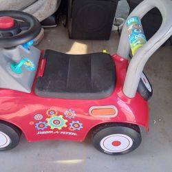 Radio Flyer Kids Ride On Toy In EXCELLENT condition 