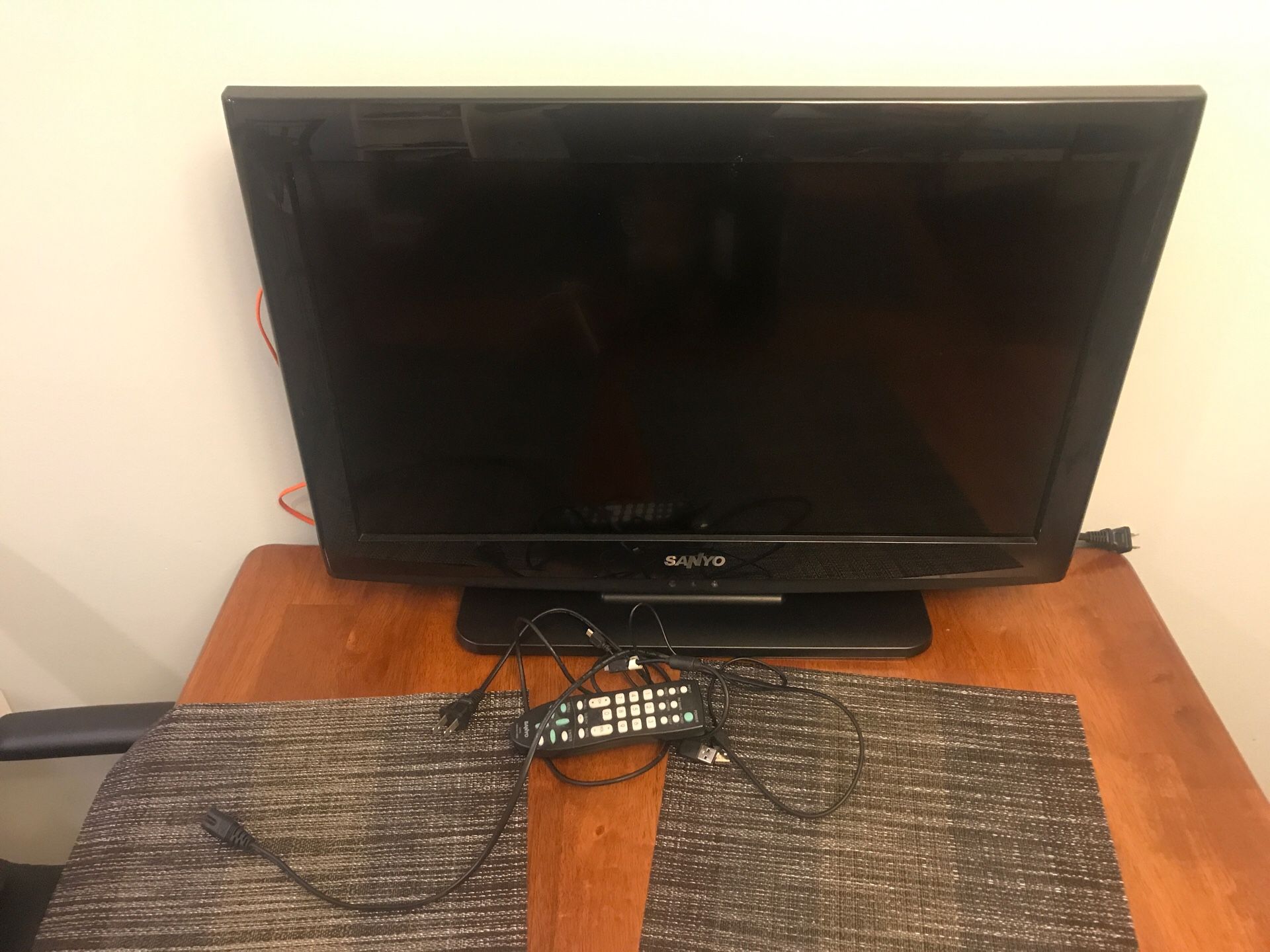 SANYO TV 27 by 18 with remote