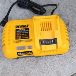 DEWALT
20V MAX / 60V MAX FLEXVOLT Lithium-Ion Fan Cooled Fast Battery Charger