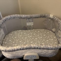 Halo Swivel Bassinet 