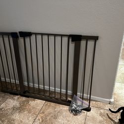 Pet gate/baby gate auto-close excellent condition!!