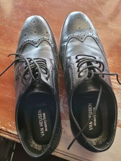 Size 9 Men's Van Heusen dress shoes