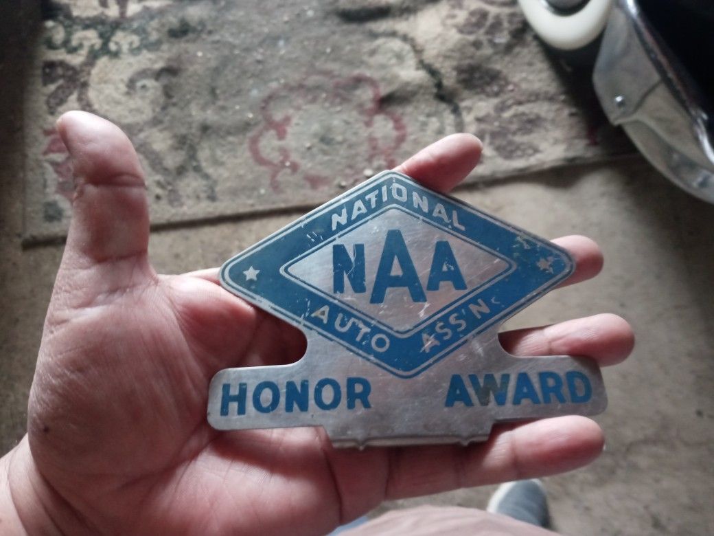 Vintage Trunk Edge Mounting Topper Badge