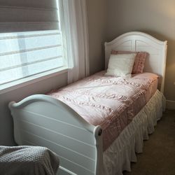 Twin Bedroom Set: Bed/mattress And Box, Dresser And Nightstand 