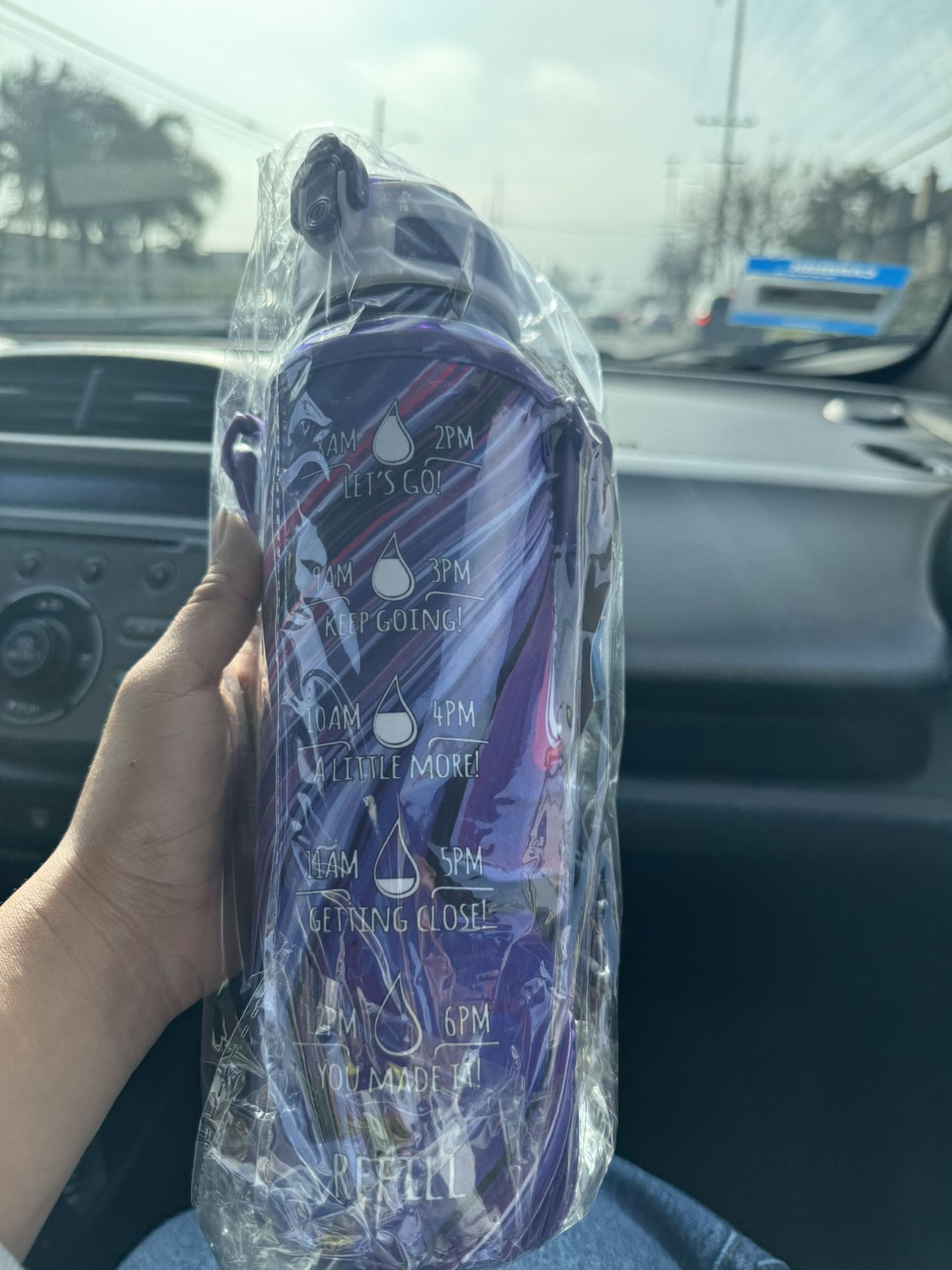 HydroMATE 32 oz Water Bottle with Time Markings and Carrying Sleeve 1 Liter