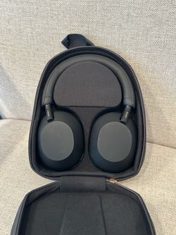 Sony - WH-1000XM5 Wireless Noise Cancelling Over-the-Ear Headphones - Black