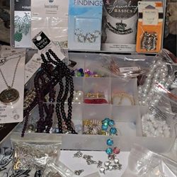 JEWELRY / BEADING LOT