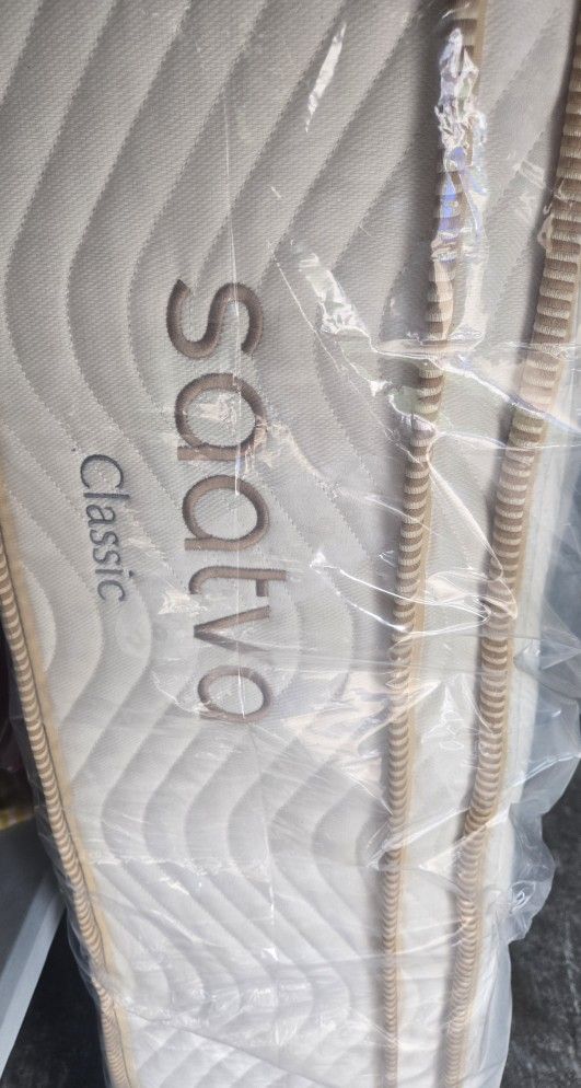 (King Size) Saatva Classic Mattress, Firm, 11.5", Like New, Condition Mattress Only