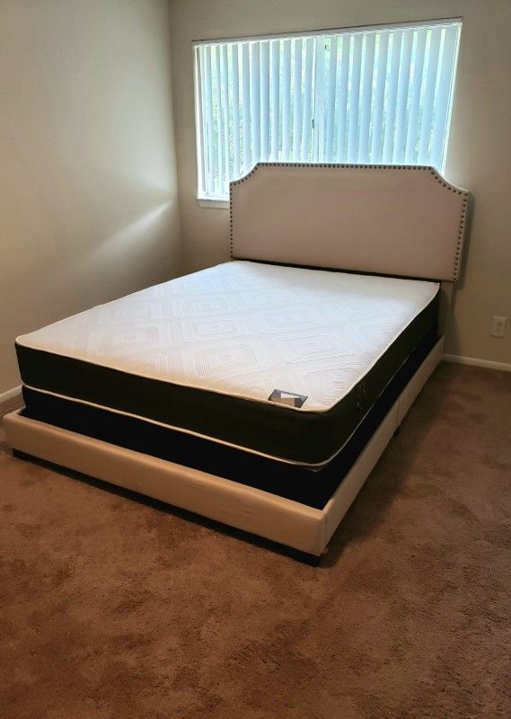 NEW Queen MATTRESS and BOX SPRING. Bed frame not included👍